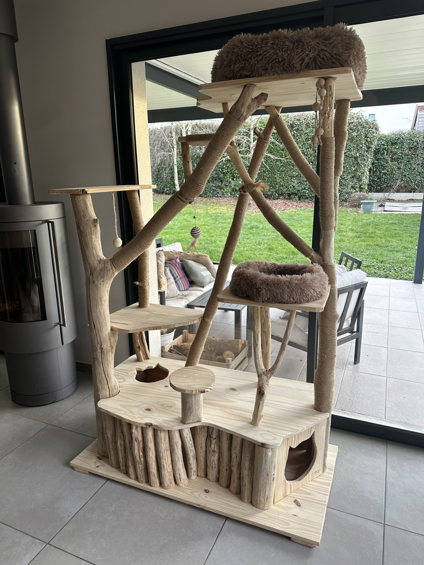 Arbre à chat artisanal en bois naturel avec tunnel en rondins, plateformes XXL et 2 coussins en fourrure beige. Arbre à chat design original pour Maine Coon ou Bengal.